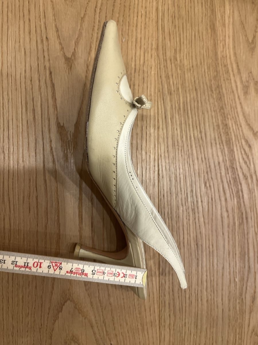 Salvatore Ferragamo Scarpe da donna: Ferragamo Slingback Heels - Beige/Offwhite, Size 39 – Usato da Schindellegi venduto da Zurpan 5