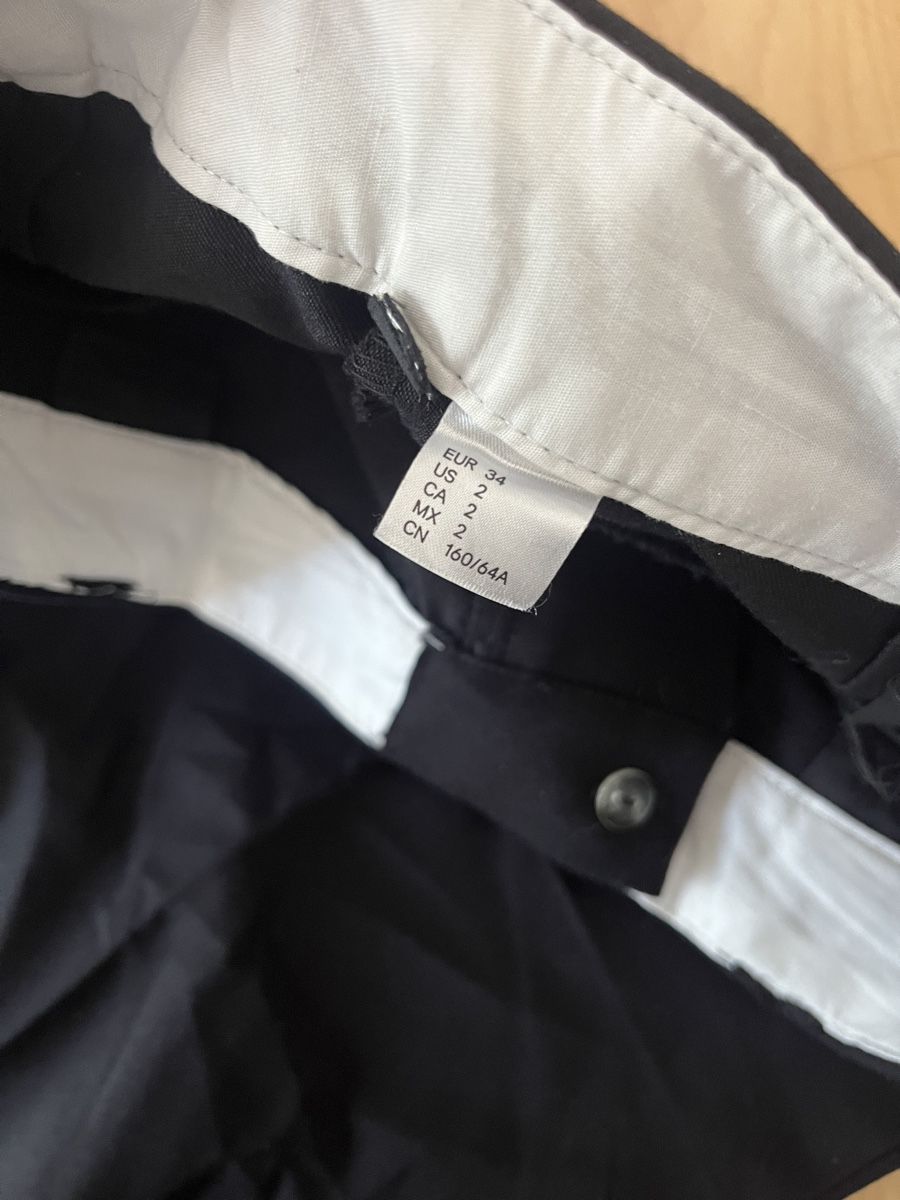 H&M Hosen: Stoffhose von H&M, Grösse 34, schwarz – Gebraucht aus Kaltenbach von happysunshineee 1
