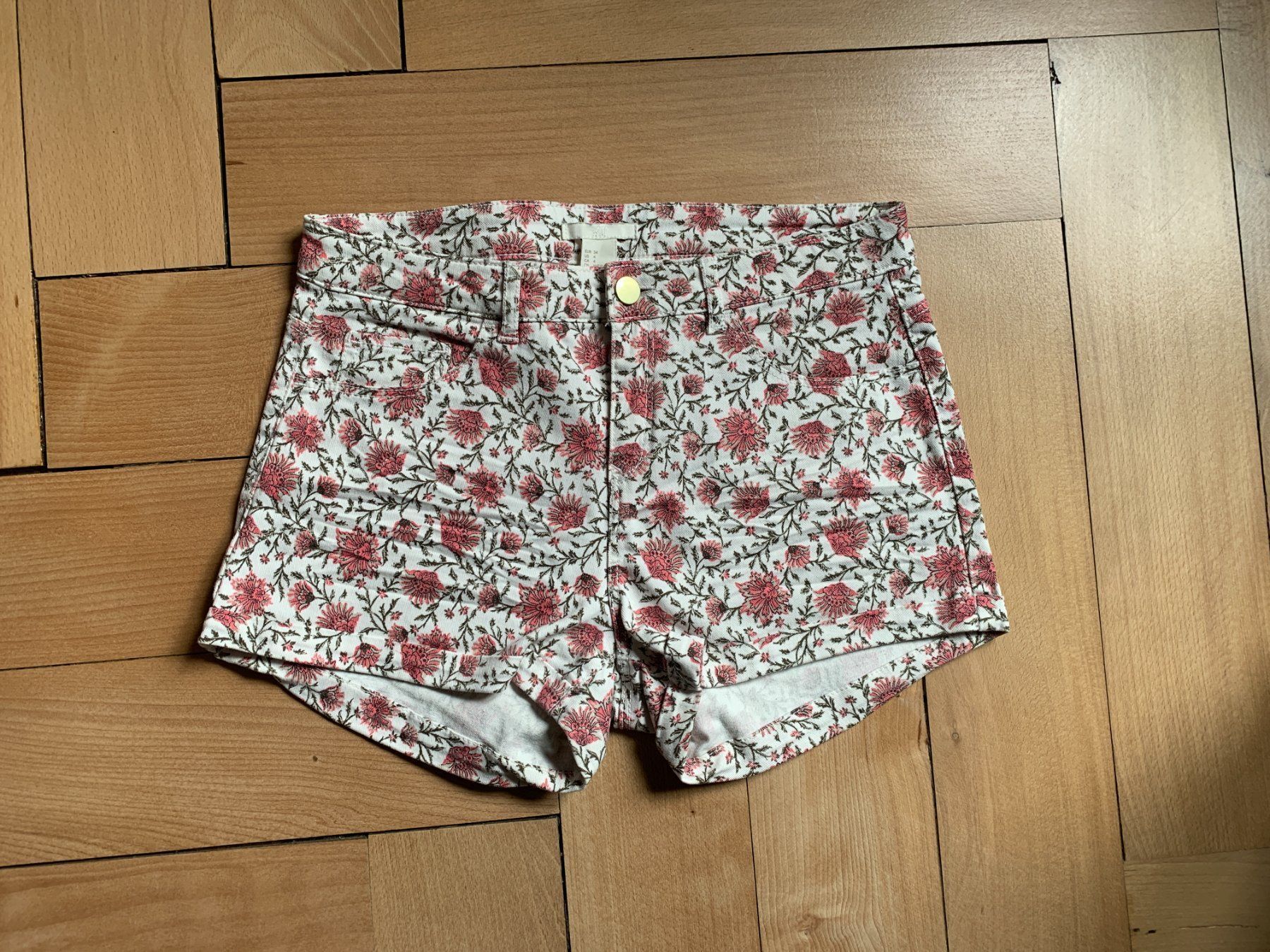 H&M Jeans: Jeansshorts geblümt - 34 – Gebraucht aus Zürich von Diazaio