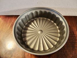 Gugelhupf-Kuchenform mit Sonnenschein-Muster.