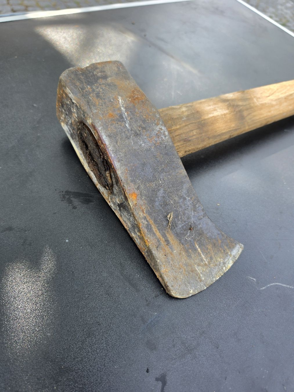Tutti gli attrezzi: Beil mit Holzstiel gebraucht – Usato da Mettlen venduto da elios0888 9