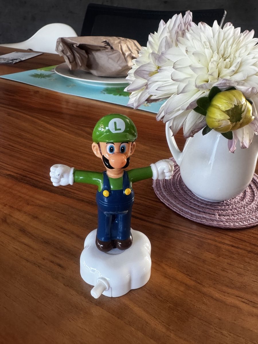 Nintendo Spielzeuge: Luigi Figur mit Wolkenfuss – Gebraucht aus Gipf-Oberfrick von Iberico 1