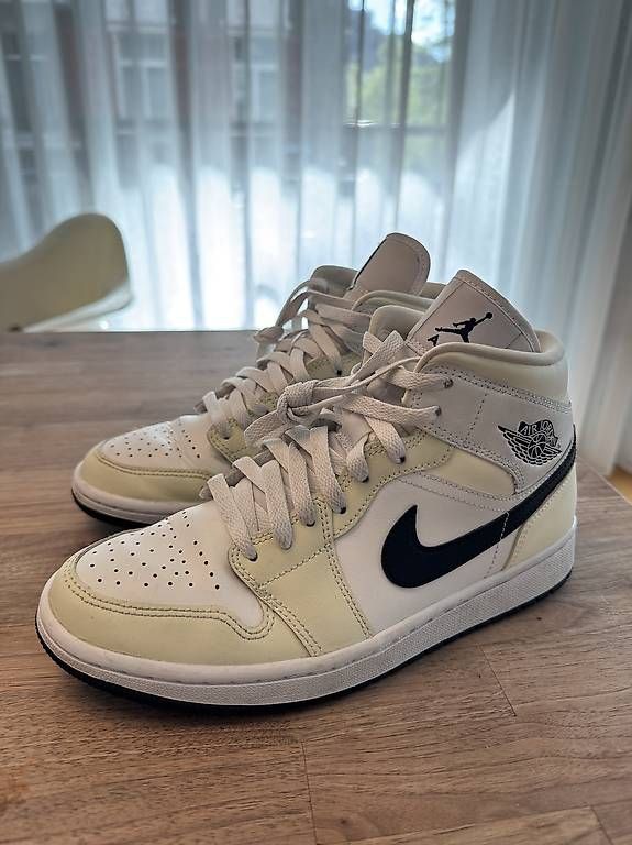 Chaussures hommes: Nike Air Jordan 1 Mid Coconut 39 – D'occasion à Zürich par dominicmueller87