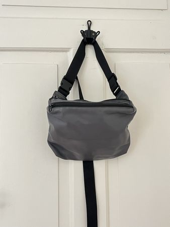 Graue Crossbody Bag / Bauchtasche – Unisex