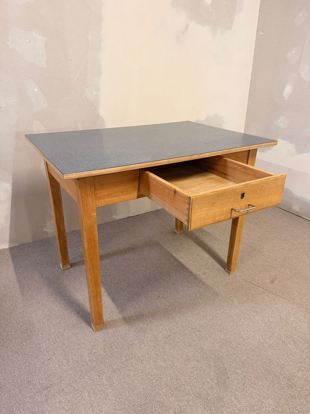 Tavoli: Robuster Vintage Tisch mit Schublade und Resopalplatte – Usato da Rickenbach ZH venduto da Der-Insider 1