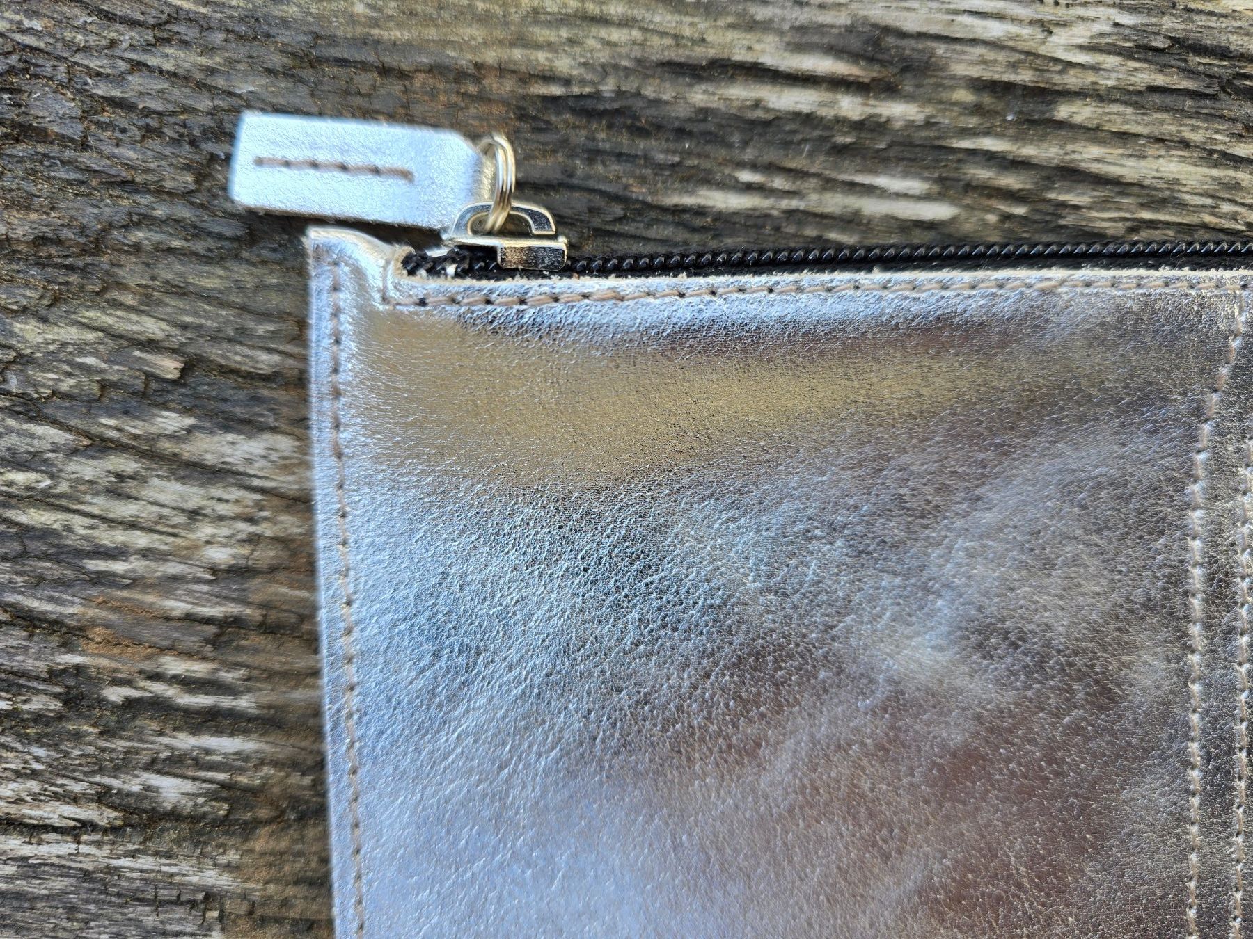 Altro in  Abbigliamento & Accessori: Accessoires: Etui Leder silber glänzend-MACHARTEN – Nuovo (secondo la descrizione) da Romanshorn venduto da Rachacha 1