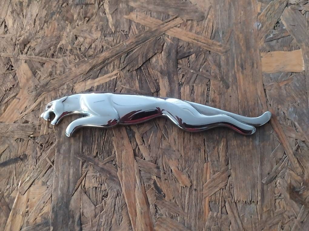 Jaguar Toutes les pièces auto: Jaguar E- Pace Emblem Logo – D'occasion à Schafisheim par spr_7cj5