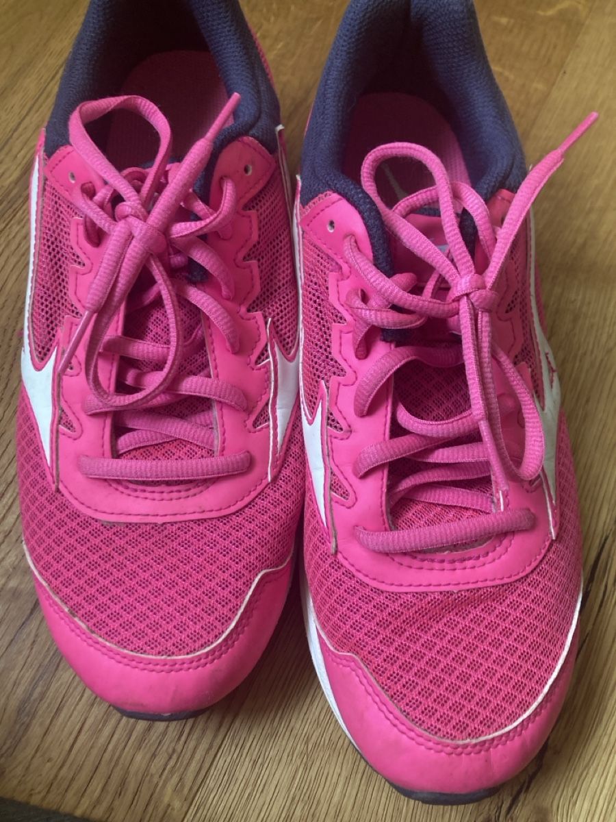 Chaussures femmes: Turnschuhe gr. 40.5 – D'occasion à Bauma par ladygaby