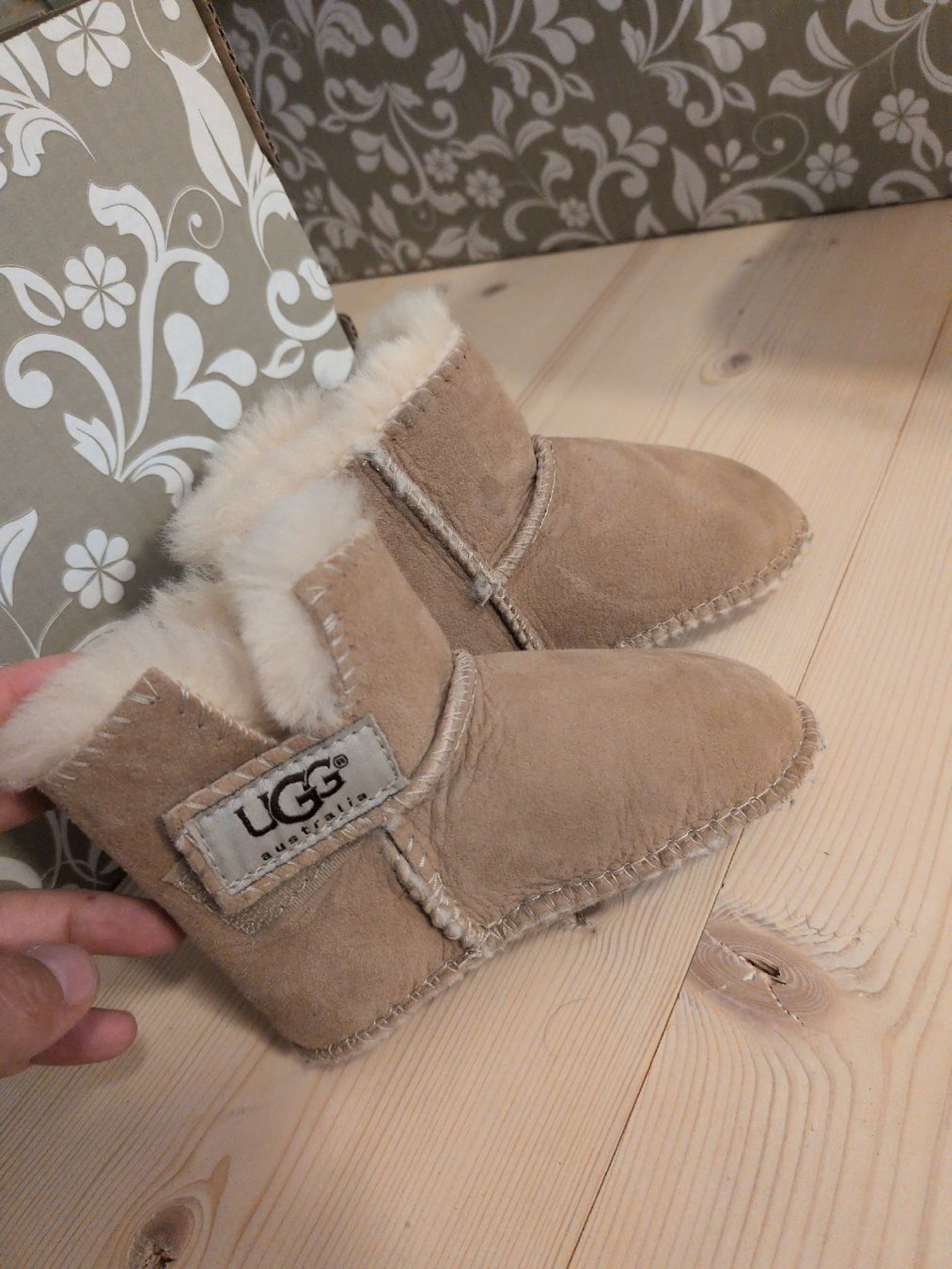 Ugg Schuhe für Jungen: UGG Babyschuhe Gr. 19 – Gebraucht aus Oberhelfenschwil von Tattar 1