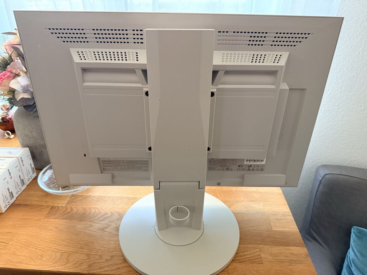 Eizo Monitor: EIZO FlexScan EV2216W LCD Monitor – Usato da Oensingen venduto da Jadakiss