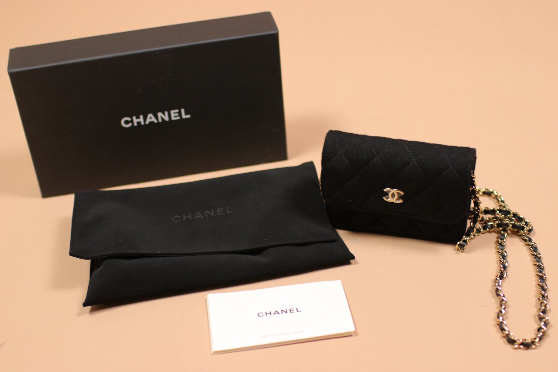 Chanel Borse da donna: 2000s CHANEL Mini Flap Bag - Black & Red Canvas – Usato da Hombrechtikon venduto da BAZ-Vintage 1