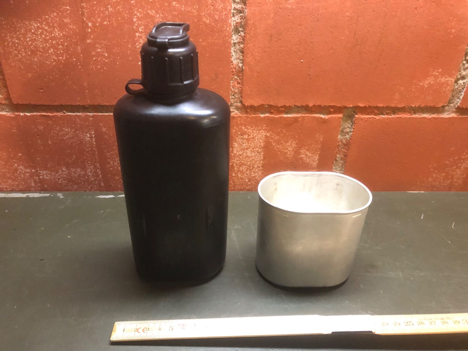 Schweizer Armee Attrezzatura & Pezzi di ricambio: Schweizer Armee Feldflasche Militär Wasserflasche Camping – Usato da Madiswil venduto da TEMISO 1