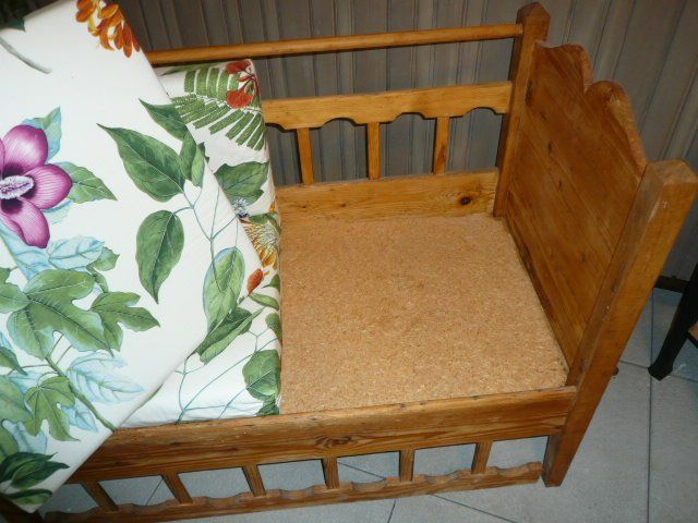 Panchine: Rustikale Holzbank mit Blumenmuster-Auflage, Top Zustand – Usato da Safnern venduto da Hwinner 2