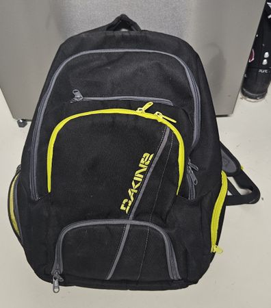 Dakine Rucksack schwarz gelbe Details guter Zustand
