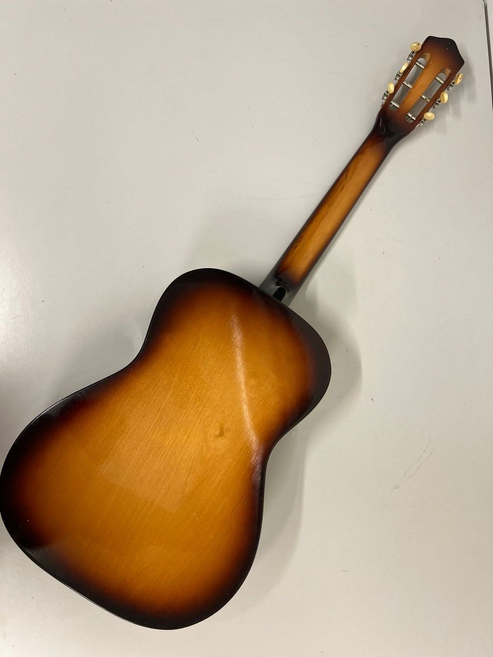 Strumenti musicali: Alte Gitarre mit Tasche – Usato da Bern venduto da latrouvaillebern 1