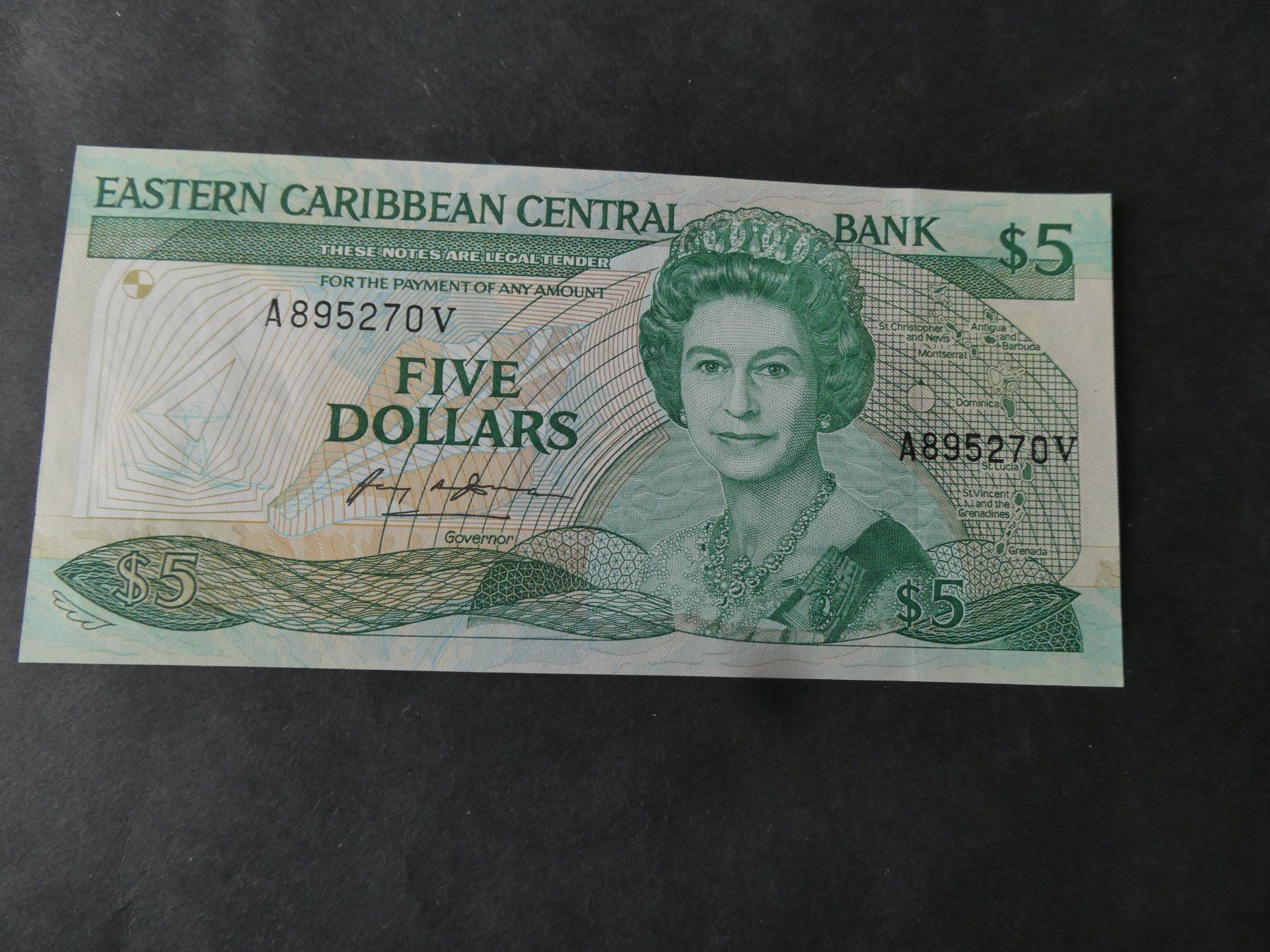 Banconote: Eastern Caribbean, 5 Dollars ungefaltet – Usato da Hinterforst venduto da Rohusri