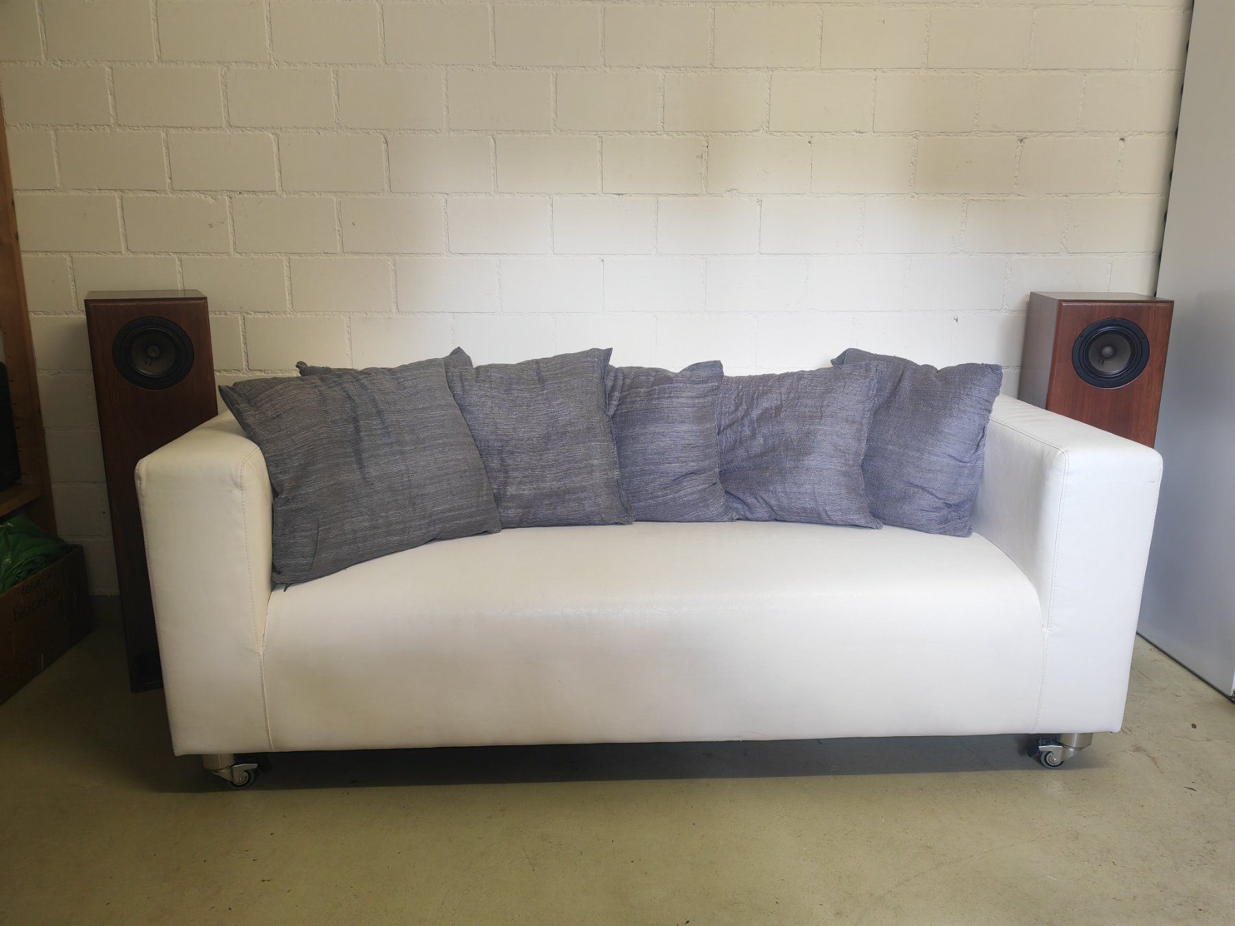 Ikea Divani: Ikea-Sofa aus weißem Kunstleder – Usato da Arlesheim venduto da orl_9fyx 1