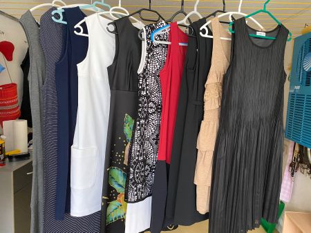 10 Stück Sommer- und Cocktailkleider Grösse 34, 36 und 38