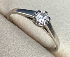 750 Weissgold Ring mit einem natürlichen Diamant Brillant