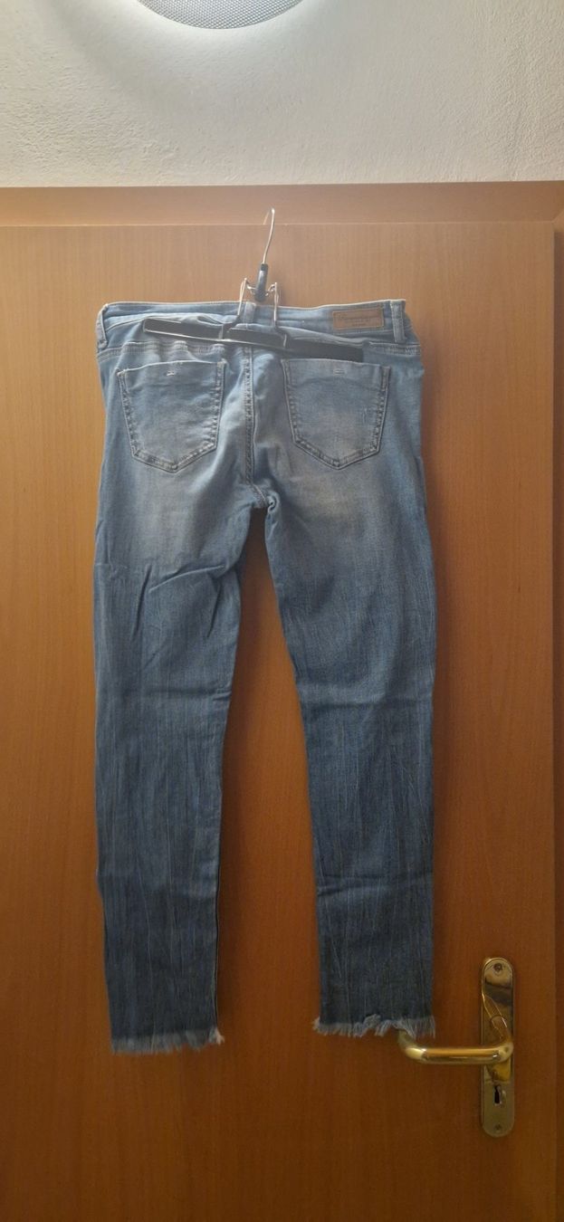 Tally Weijl Pantaloni: Jeans mit Löchern an den Knien – Usato da Bubendorf venduto da ang_b829 2
