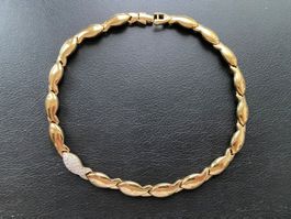 Collier Gold Fisch-Design mit Zirkonia getragen