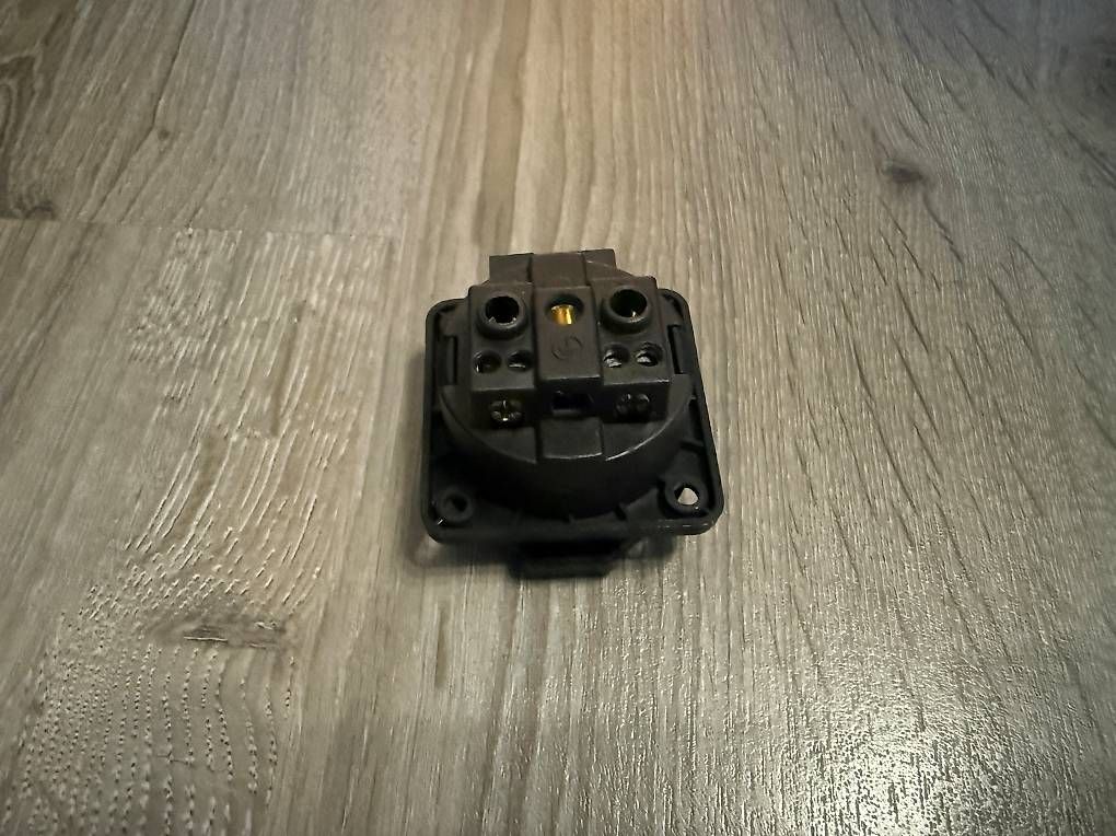 Spine: IP54 Schutzkontakt Klappdeckel-Steckdose – Nuovo (secondo la descrizione) da Weite venduto da rickBAT 1