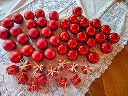 Weihnachtskugeln rot matt glänzend mit Deko-Geschenken