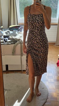 Geblümtes Hollister Kleid mit Schlitz