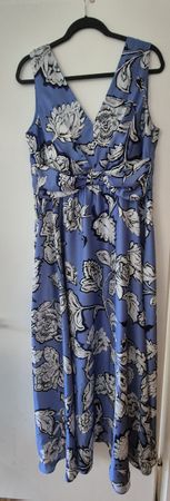superbe robe, legere ,élégante, vous serez belle a la porter