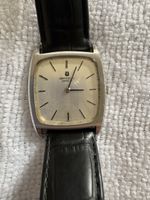 Montre vintage Universal Genève – Boîtier Forme Coussin