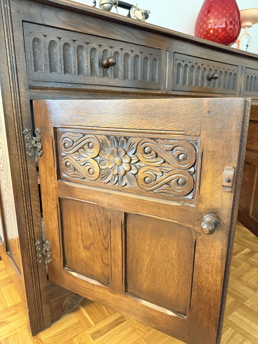 Credenze: Buffet Tudor Vintage – Usato da Plan-les-Ouates venduto da val_c6z7 2