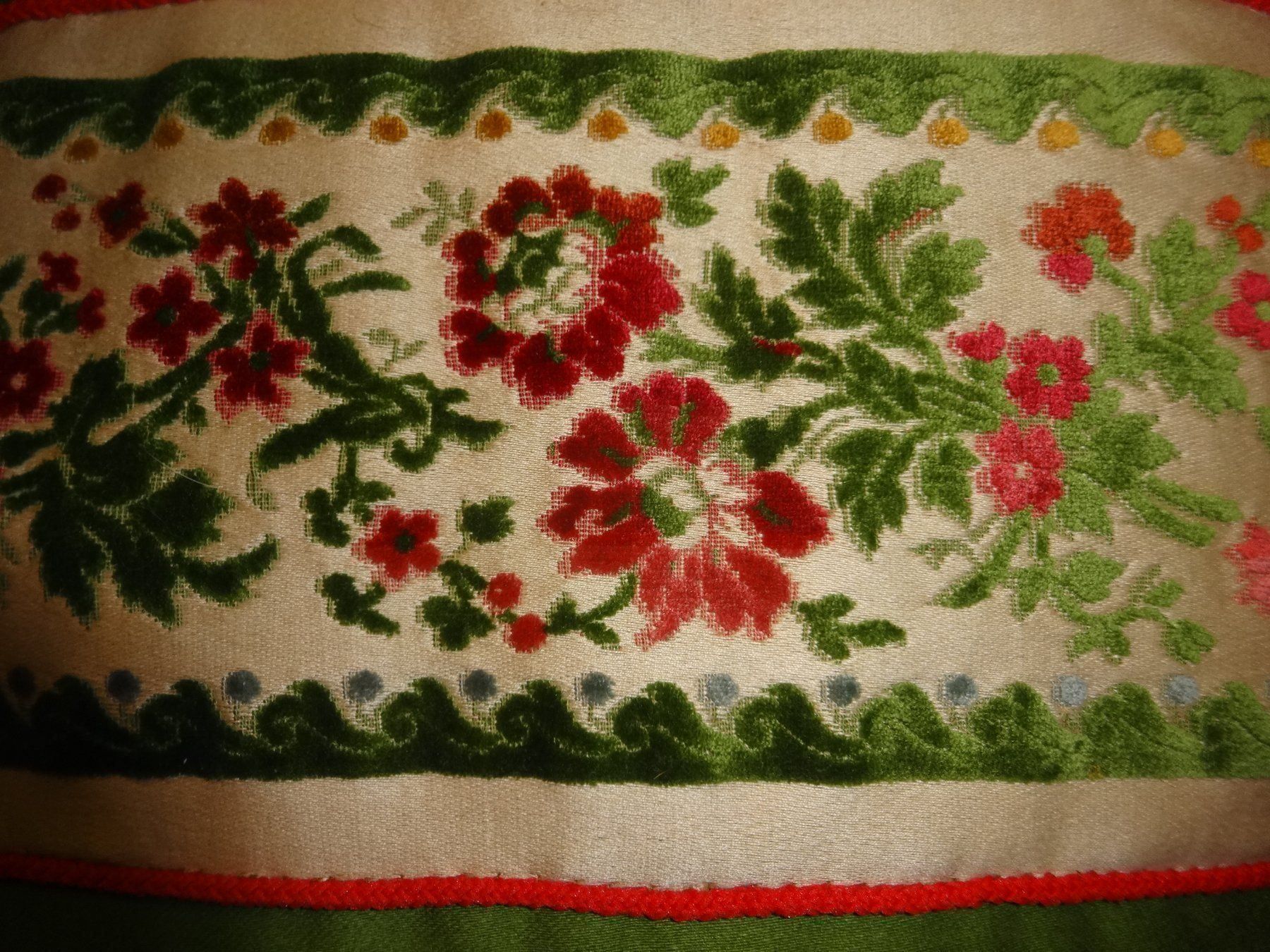 Cuscini: Coussin décoratif en satin – Nuovo e nell'imballaggio originale da Biel/Bienne venduto da milamila02 1