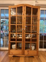 Arven Vitrine aus massiv Holz, wie neu, mit zwei Schubladen.