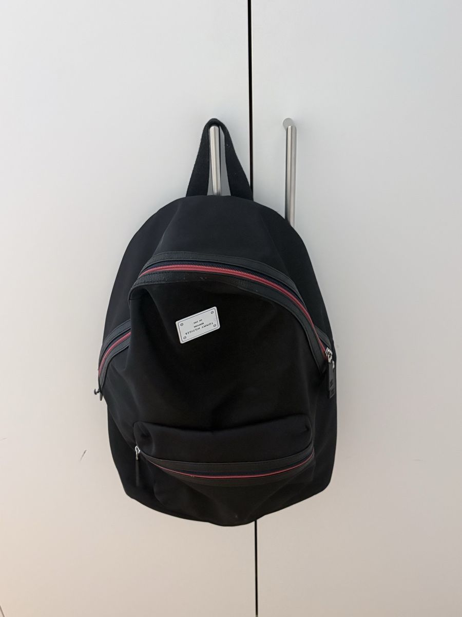 Tommy Hilfiger Rucksäcke: Tommy Hilfiger Black Backpack  – Gebraucht aus Meyrin von yej_w8lz 1