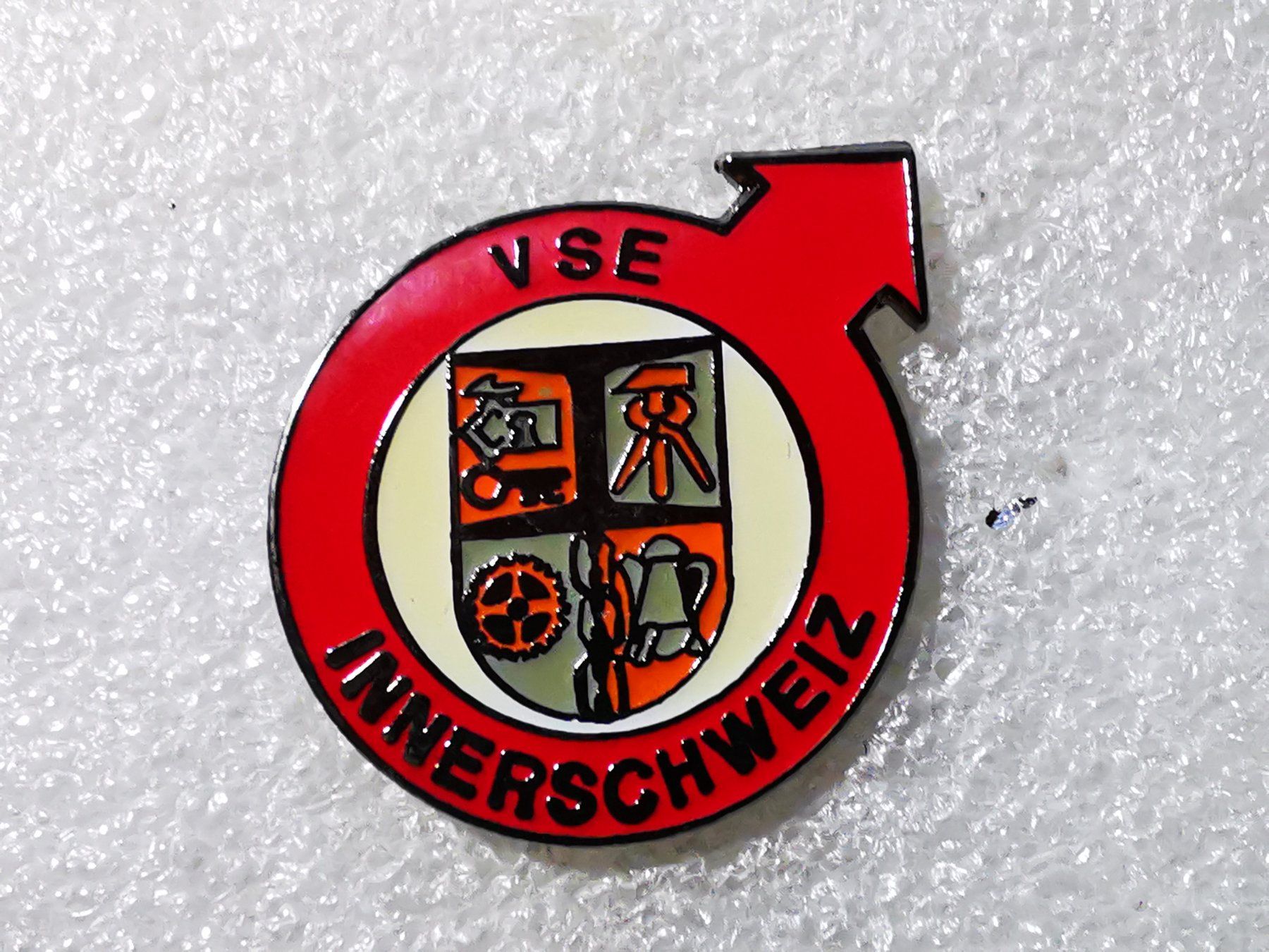 Placchette & Badge: Ansteckpin 35: VSE Innerschweiz – Usato da Oppligen venduto da Pin-Fall-Shop
