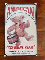 METALLSCHILD AMERICAN "DRUMMER BEAR" RHODE ISLAND, 41X25 CM