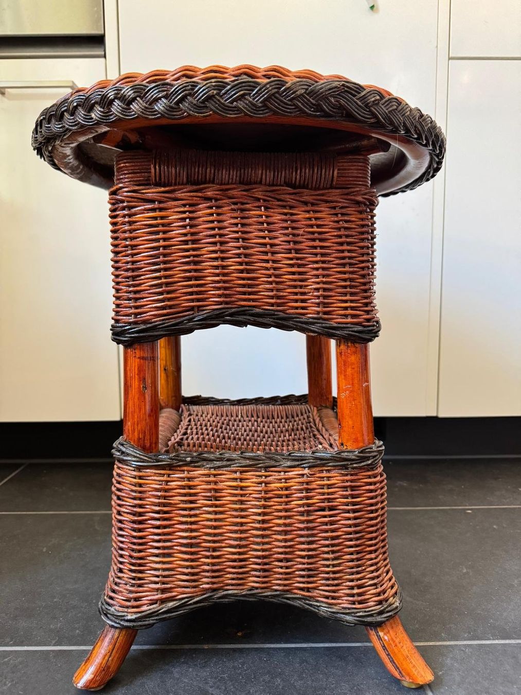 Comodini: Vintage Rattan Side Table. Cozy Decor Piece – Usato da Luzern venduto da kim_my9c