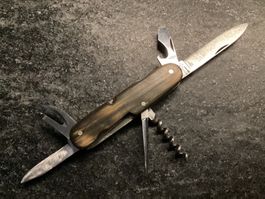 Uraltes Sackmesser "ARMEE SUISSE VICTORIA“ Ahle Hornschalen