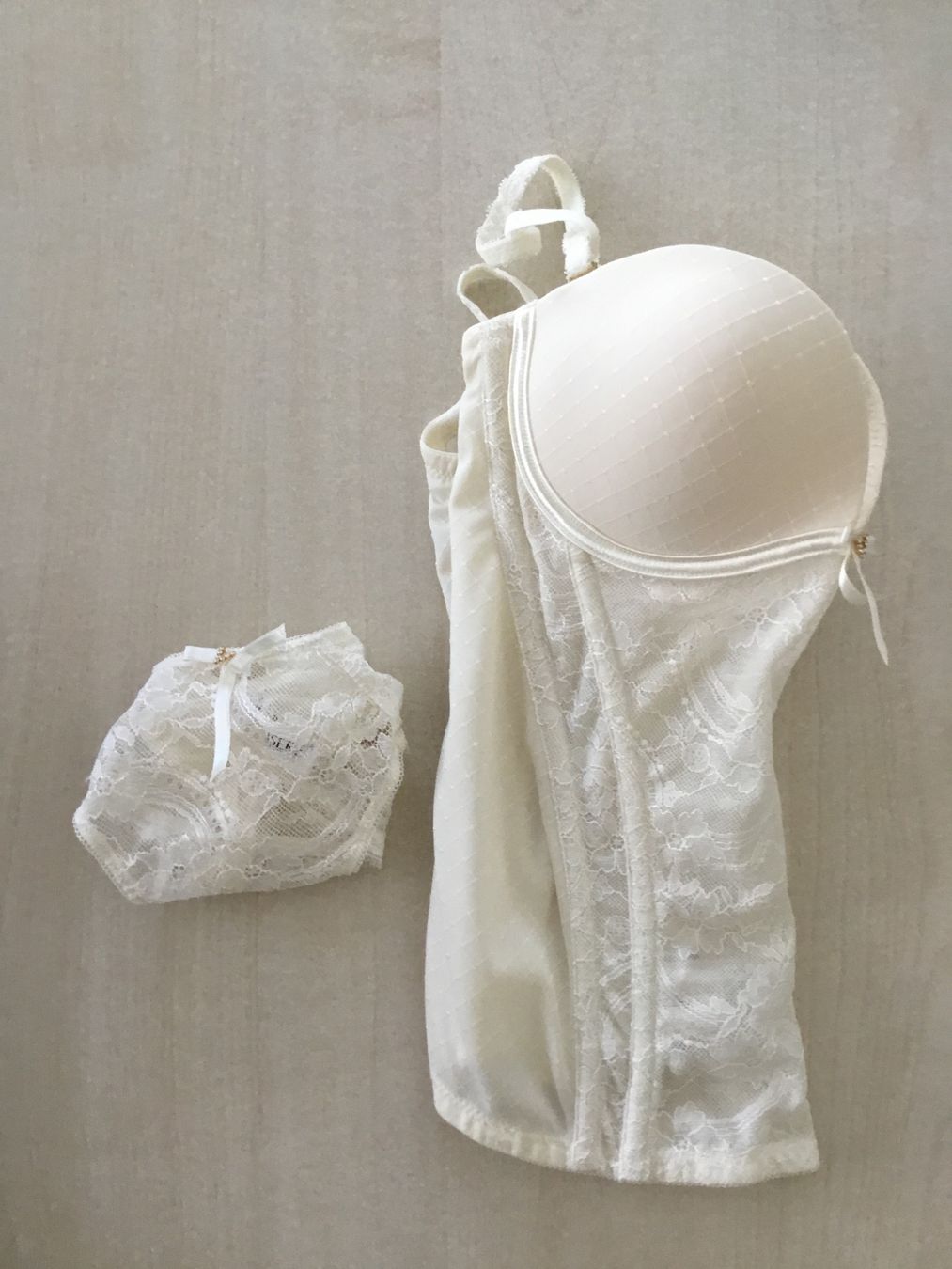 Altra biancheria intima: Valisere / Korsett / Bustier + String / 75B + 38 / creme – Usato da St. Gallen venduto da mamavonbubu 4