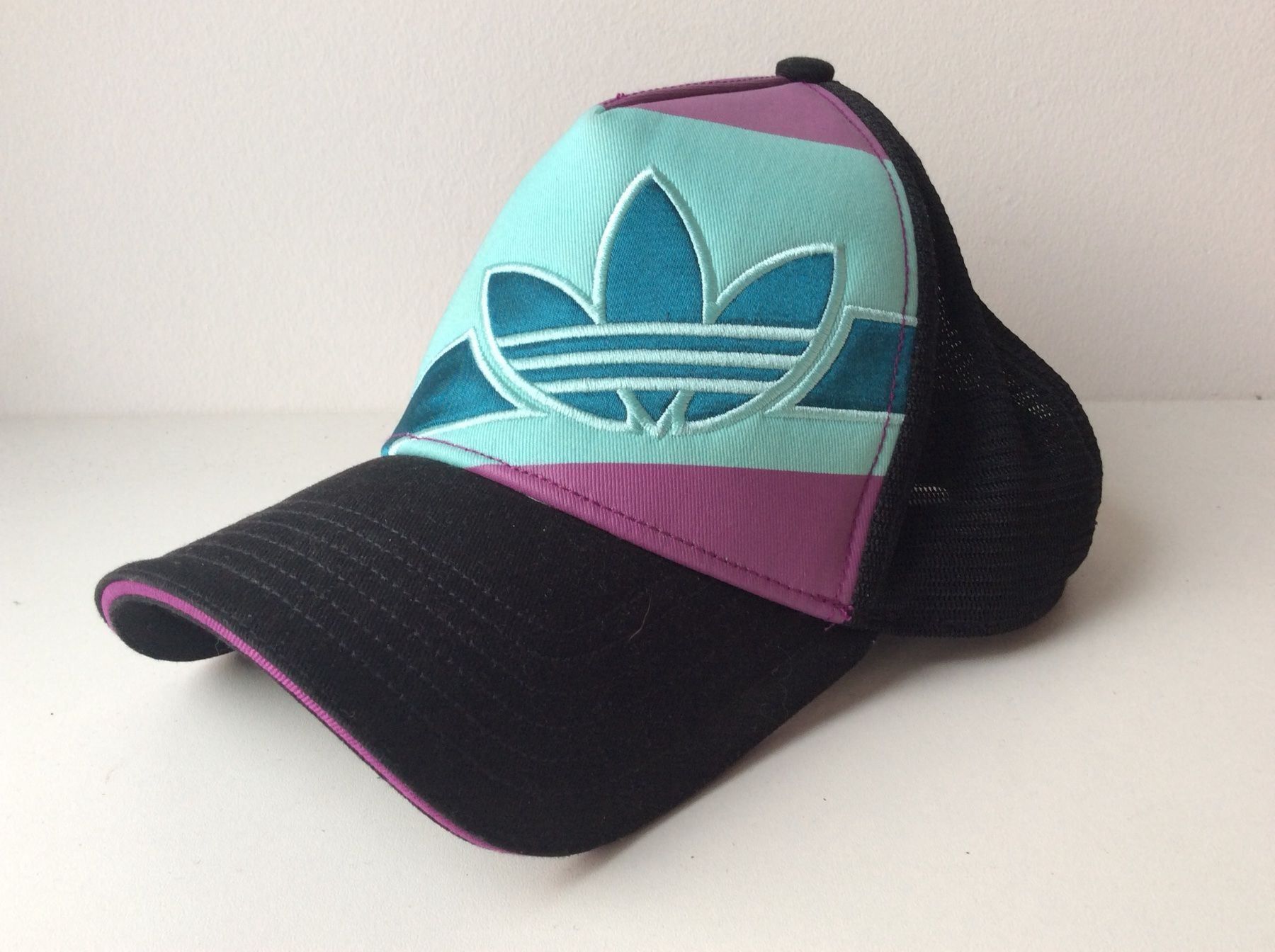Adidas Copricapi, berretti & cappellini: Adidas Cap Schwarz-Mint-Violett – Usato da Belp venduto da Familie-Meyer