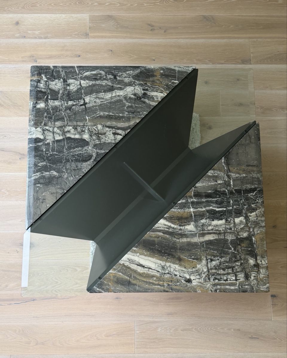 Tavoli: Design Couchtisch mit Marmorplatte und Glas Ablagefläche – Usato da Liestal venduto da Pfannefertig