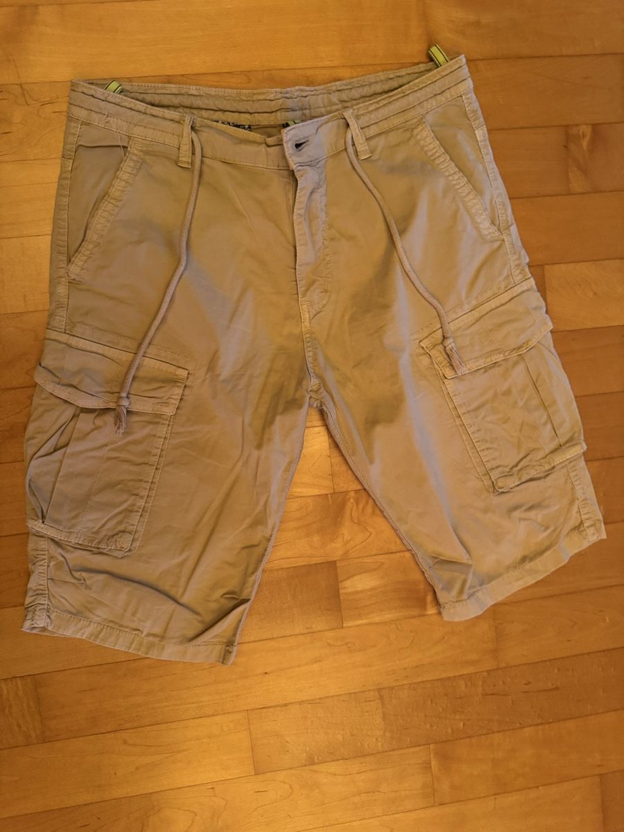 Pantaloni: Khaki Cargo Shorts Size 30/44 – Usato da Gümligen venduto da PSK