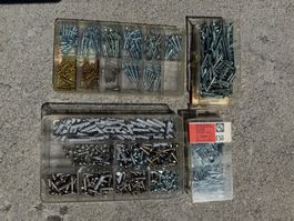 diverse Schrauben und Dübel