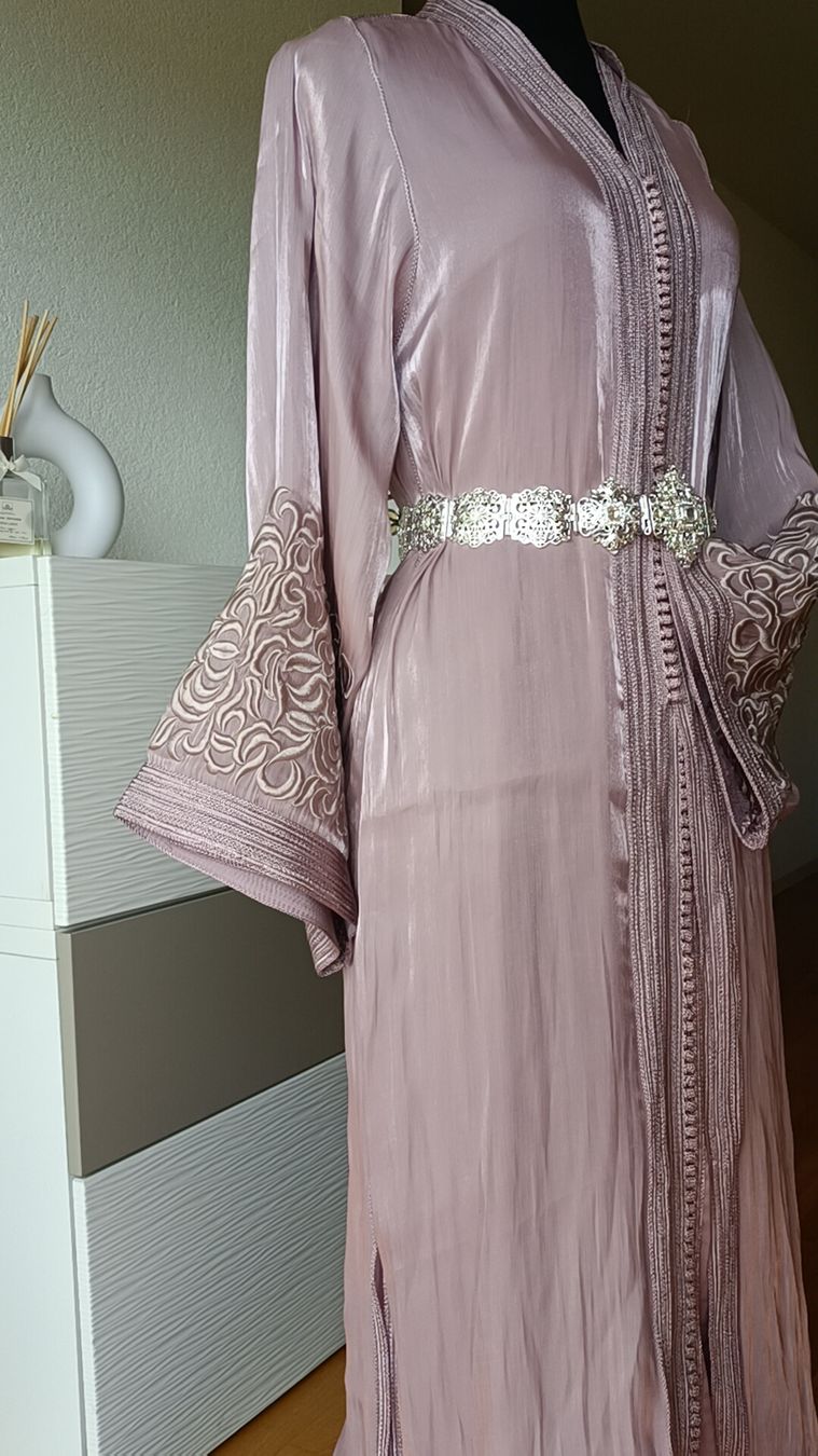 Vestiti: Robe caftan   violette taille M neuf  – Nuovo e nell'imballaggio originale da La Chaux-de-Fonds venduto da Luxary.25cachmirepro 1