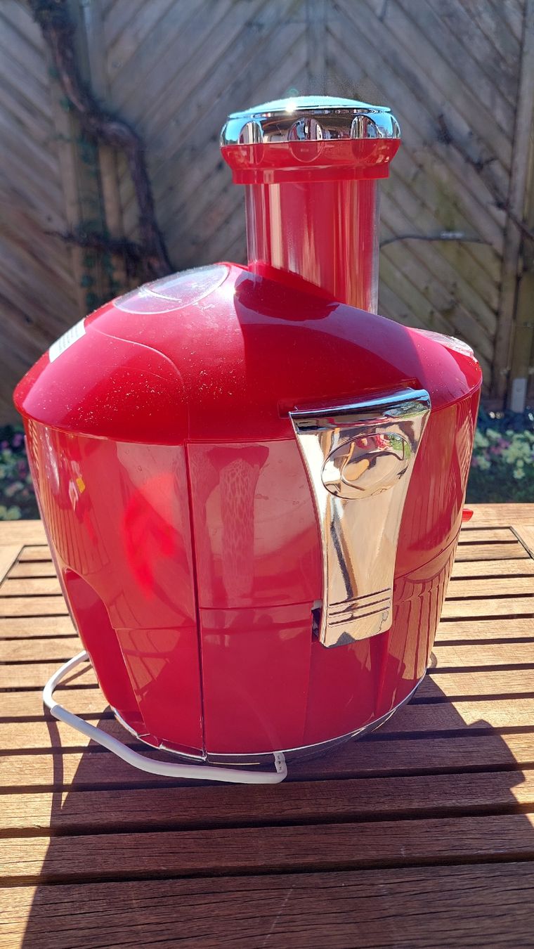 Küchengeräte: Roter Entsafter für gesunde Sommerdrinks! Wie neu! – Gebraucht aus Konolfingen von lanomi