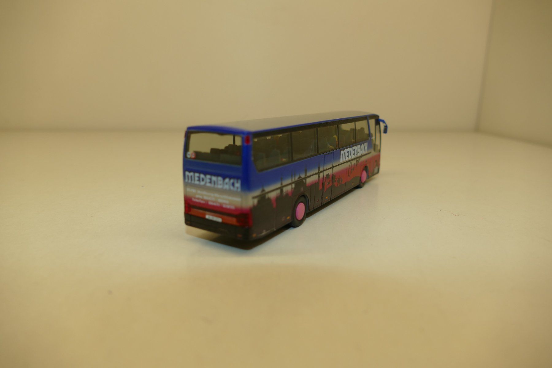 Herpa Modellini d'auto: Herpa 1:87: Setra S315 HDH Reisebus mit Figuren – Nuovo (secondo la descrizione) da Niederhasli venduto da Flash32 2