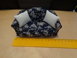 Sofa 13.6 x 7 x 6.4 cm mit 2 Kissen für das Puppenhaus