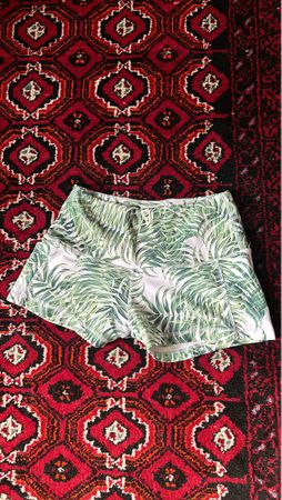 Sommerliche Shorts mit Palmenmuster, Gr S, Top Zustand (Nr3)