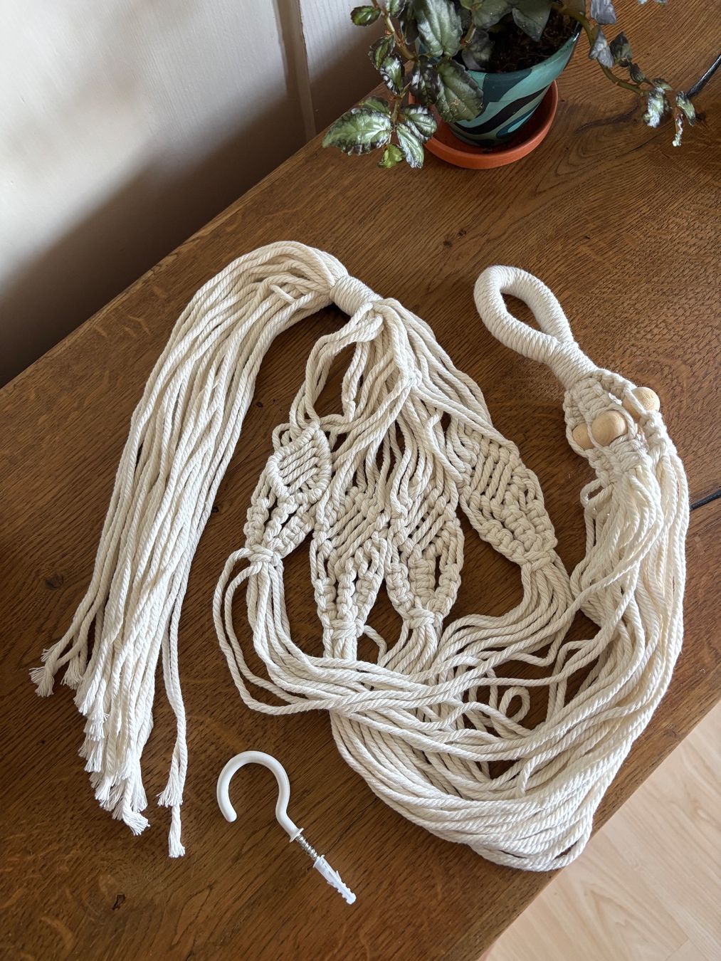 Tutte le decorazioni: *Neu* Macramee Pflanzenhänger mit Holzperlen, gross – Nuovo e nell'imballaggio originale da Grüningen venduto da Nickyemolient 1