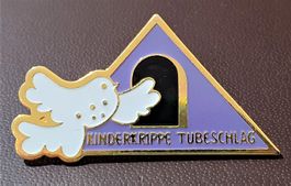 Q866 - Pin Kinderkrippe Tubeschlag